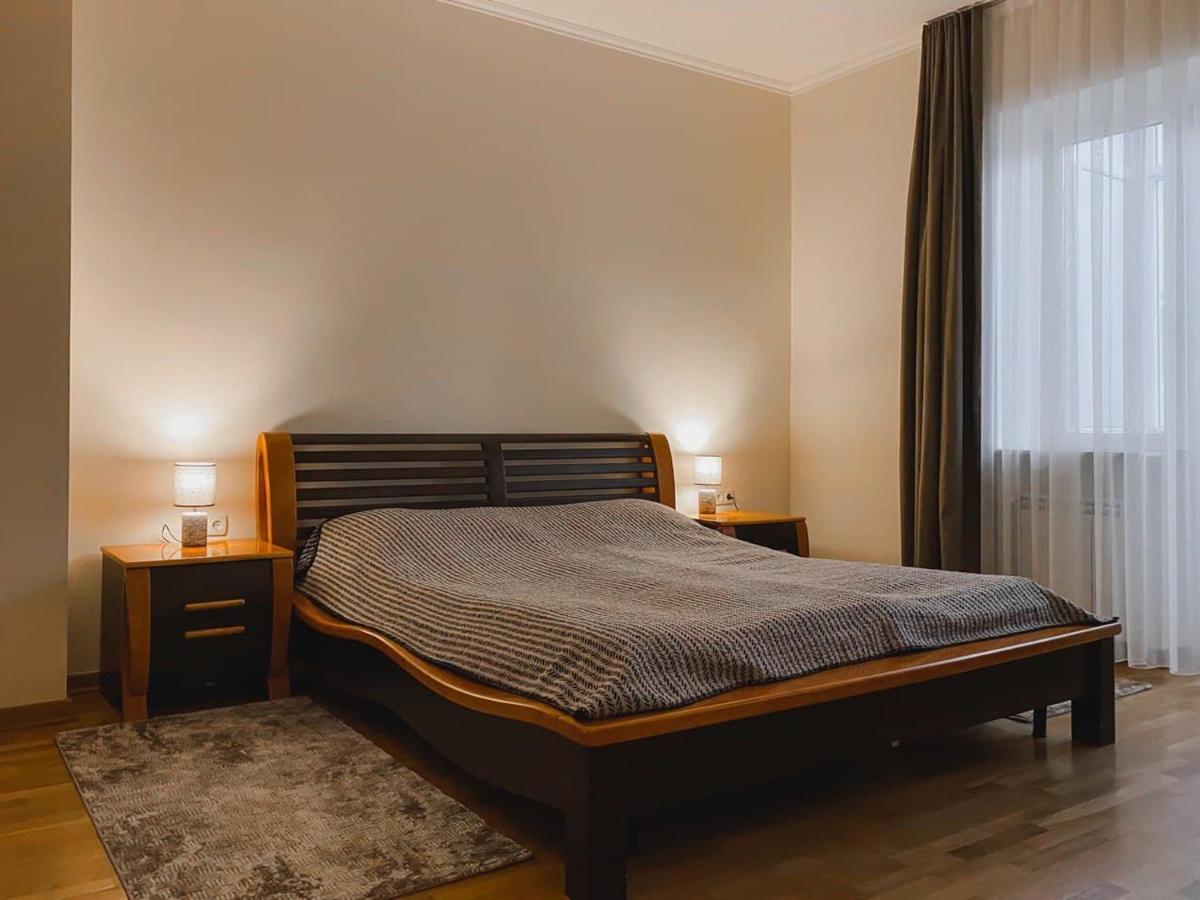 Family Apartment Near The University Chernivtsi Exterior foto