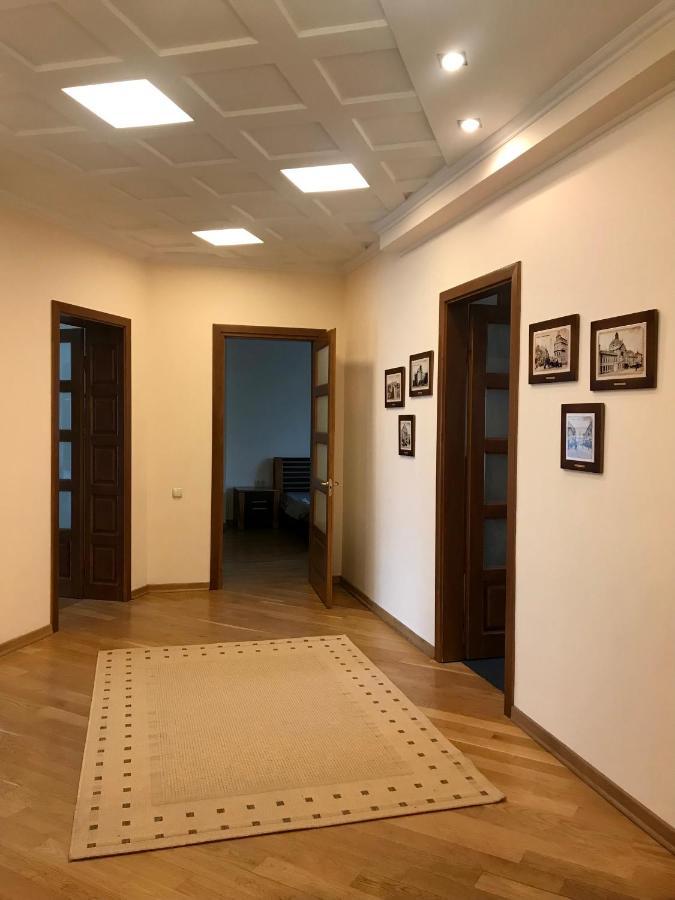Family Apartment Near The University Chernivtsi Exterior foto