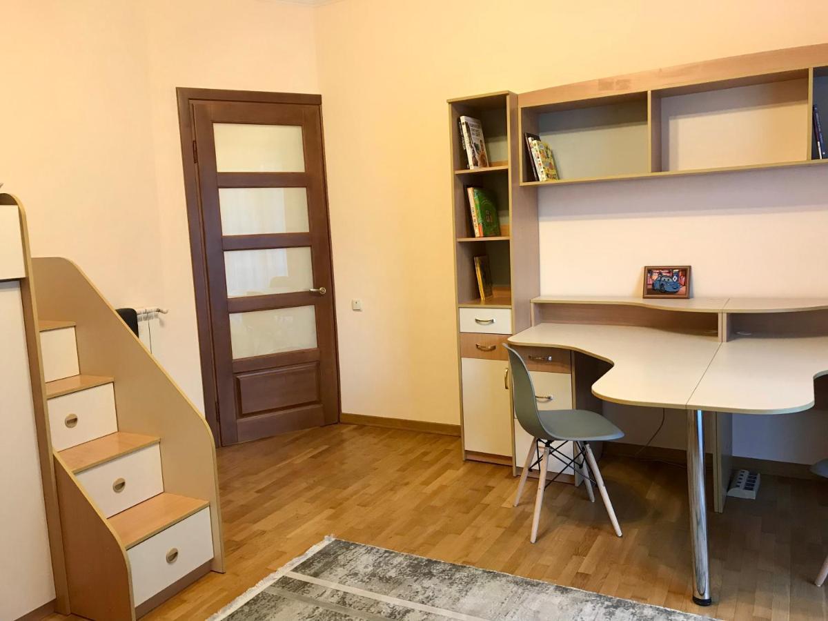 Family Apartment Near The University Chernivtsi Exterior foto