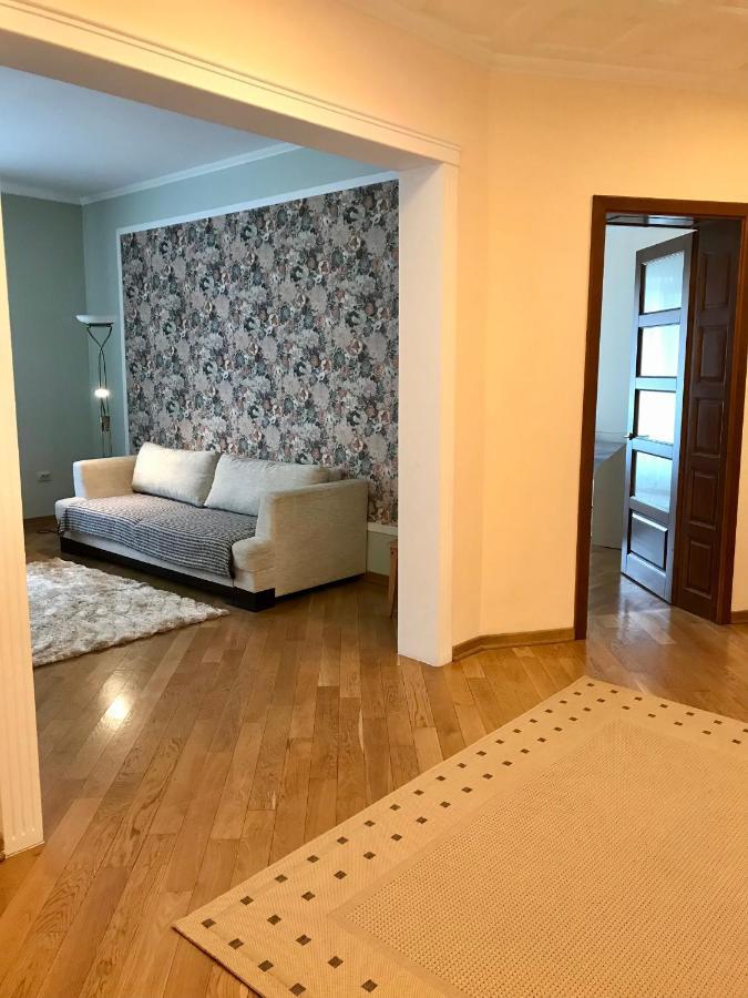 Family Apartment Near The University Chernivtsi Exterior foto